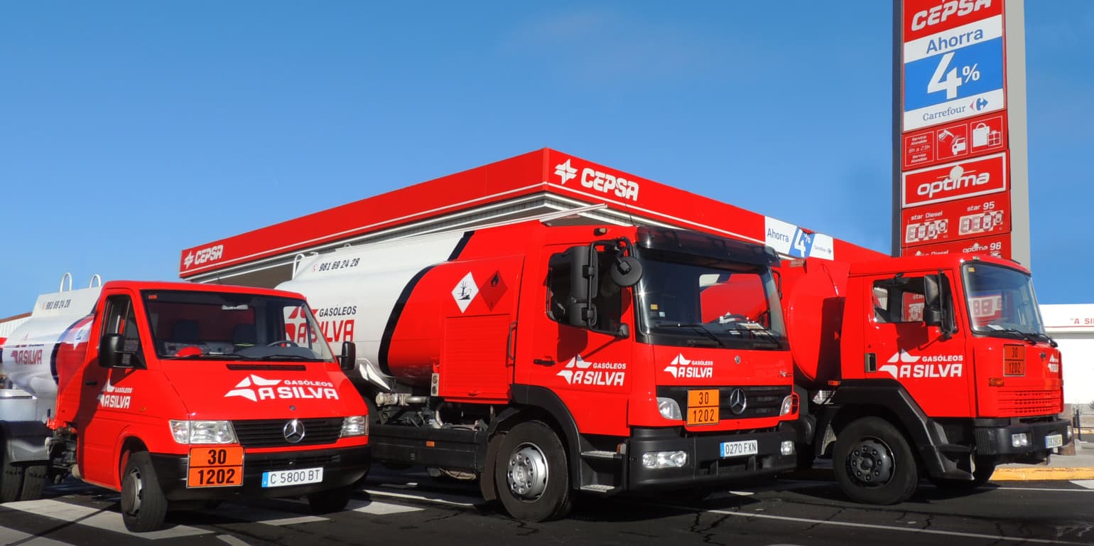 Imagen de vehículos de Gasóleos a silva con una estación de servicio al fondo