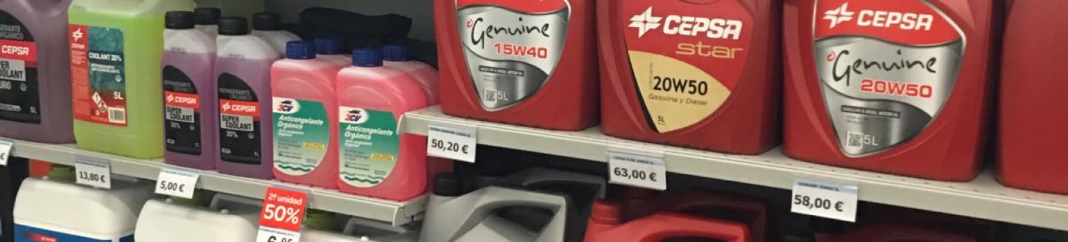 Imagen de estantería de productos de una estación de servicio