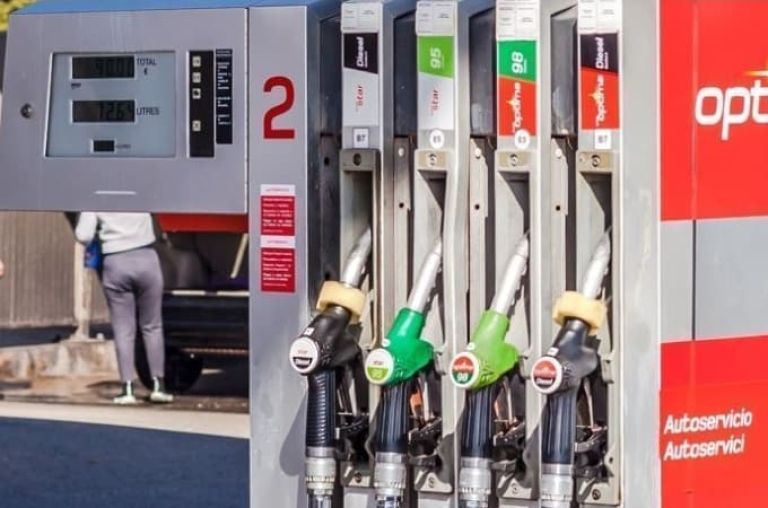 Imagen de surtidor de gasolina y gasoil